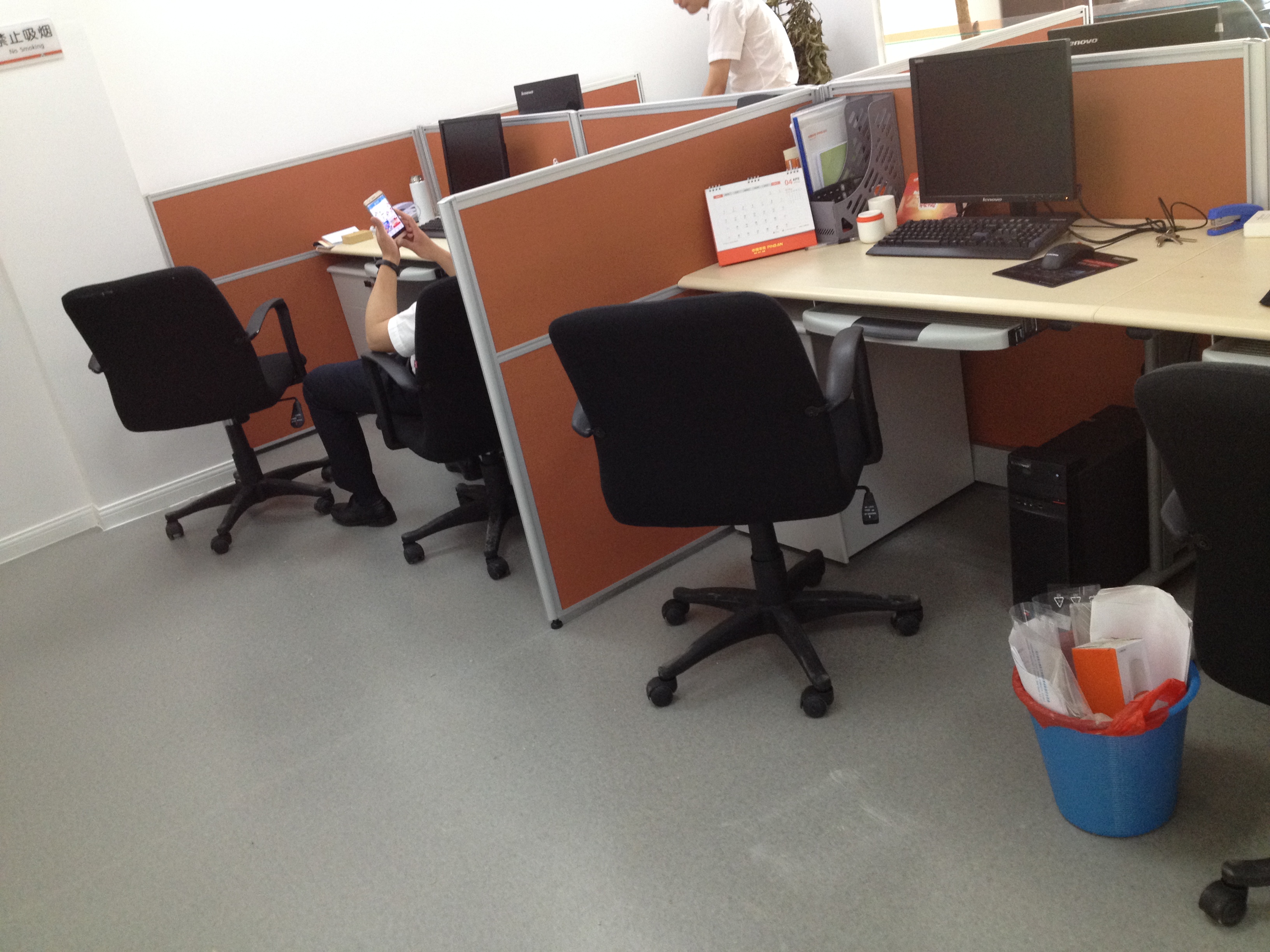 办公室塑胶地板颜色会不会影响氛围