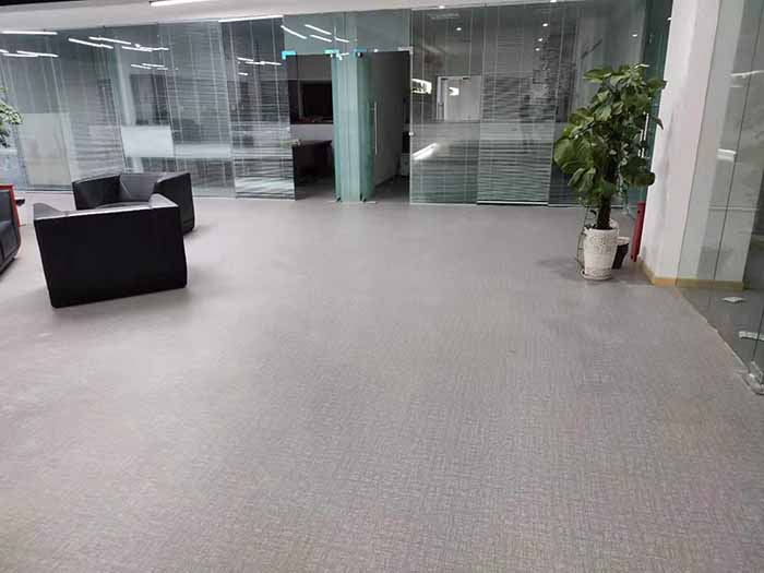 大足区某办公室灰色地毯纹片材地胶