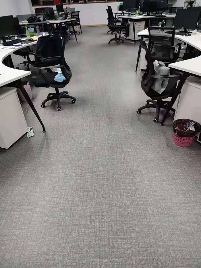 大足区某办公室灰色地毯纹片材地胶